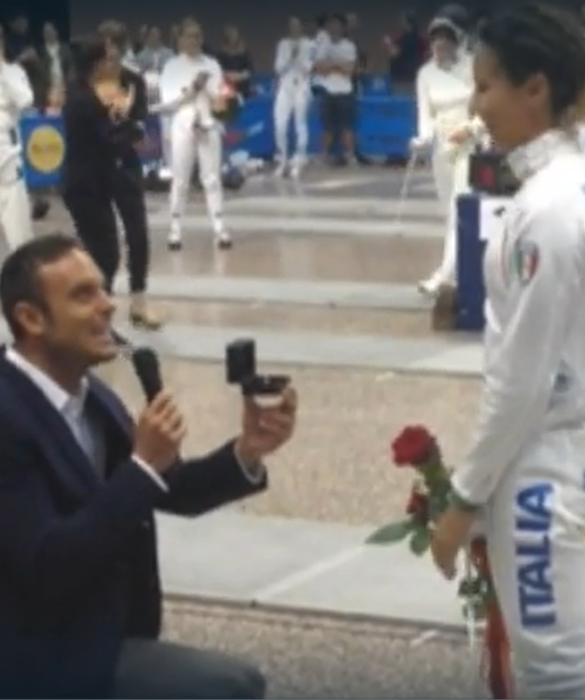 <p>Un altro caso celebre è quello di Paolo Pizzo, spadista catanese e campione del mondo, che fece la sua proposta di matrimonio alla campionessa italiana di pentathlon moderno - Lavinia Bonessio - in pedana. La risposta fu un bel sì… poi la Bonessio continuò a gareggiare con l’anello al dito.</p>
