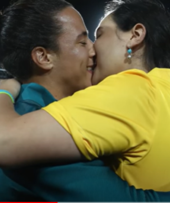 <p>Restando alle Olimpiadi di Rio, c’è stata un’altra bellissima proposta di matrimonio, che è stata fatta con tanto di palloncini a forma di cuore: al termine della premiazione del torneo di rugby a sette femminile, Marjorie Enya ha chiesto la mano all’atleta brasiliana Isadora Cerullo.</p>
