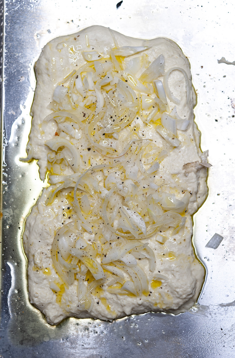 Focaccia alle cipolle stesa