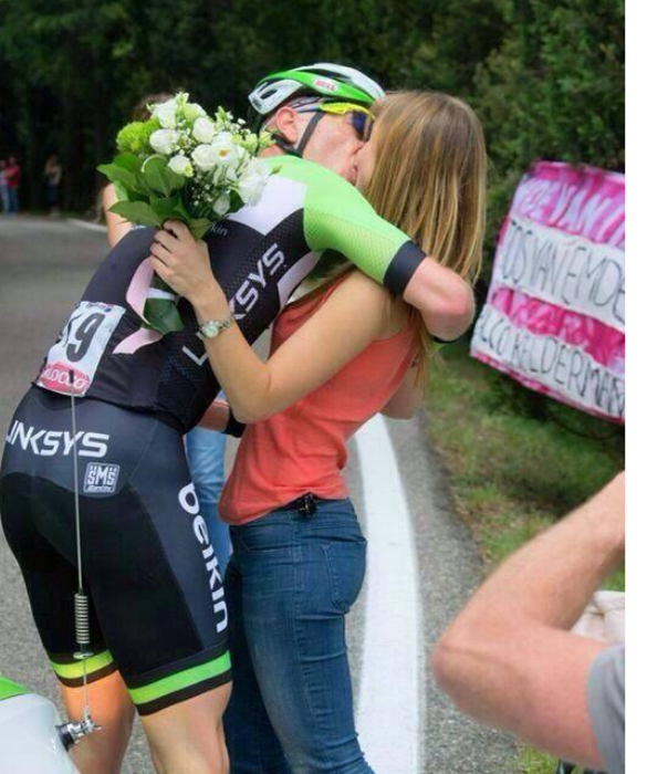 <p>Singolare anche la proposta di matrimonio di Jos van Emden alla fidanzata Kimberley Herpelinck: siamo al Giro d’Italia 2014. Il campione olandese si ferma nel bel mezzo della cronoscalata al Monte Grappa e chiede alla fidanzata di sposarlo, dandole anche dei fiori portati da un amico. Dopodiché riprende la bici e riparte: taglia il traguardo con 12 minuti di ritardo, ma ha comunque vinto.</p>
