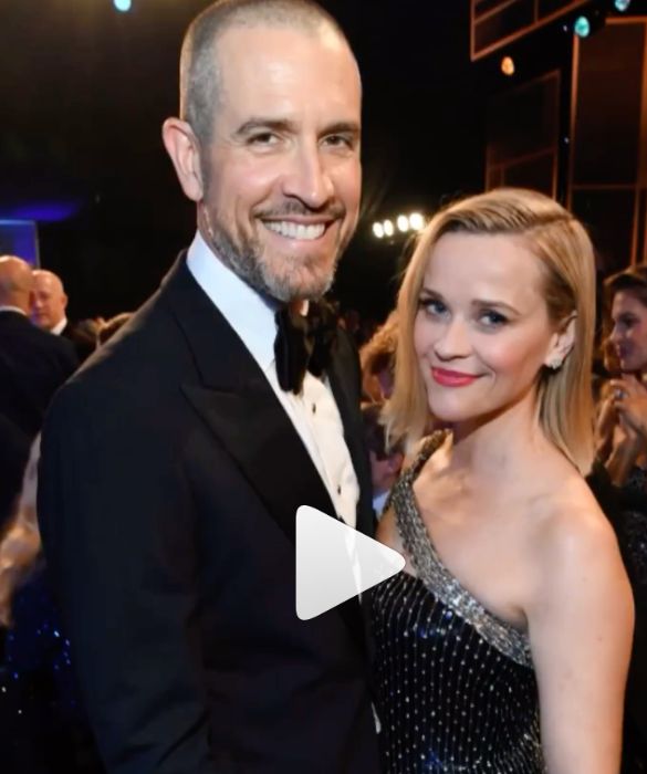 <p>Finisce anche il matrimonio tra <strong>Reese Witherspoon e Jim Toth</strong>, che erano sposati dal 2011, neanche poco per il mondo hollywoodiano. L’attrice ha annunciato il divorzio con queste parole <em>"È con molta cura e considerazione che abbiamo preso la difficile decisione di divorziare. Abbiamo trascorso tanti anni meravigliosi insieme e stiamo andando avanti con profondo amore, gentilezza e rispetto reciproco per tutto ciò che abbiamo creato insieme</em>."</p>
