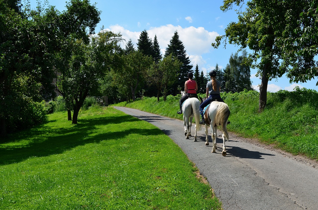 equitazione-ragazze-a-cavallo-nel-parco