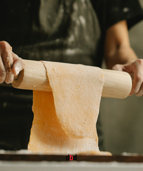 <p>Il mondo ideale è bello, stendere con matterello di legno su spianatoia di legno dà una texture diversa alla pasta, ma che texture potrebbe dare alla nostra vita già piena di disorganizzazione e stanchezza? Va benissimo anche la <strong>Nonna Papera</strong>, davvero, non vi fate prendere dai deliri, soprattutto se siete più di due a mangiare.</p>
