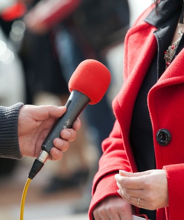 <p>Non che Paolini sia mai stato apprezzato particolarmente da giornalisti e spettatori di telegiornali, tuttavia c’è chi si diverte e prova piacere nel fare news bombing, ovvero ad apparire sullo schermo nel corso delle dirette tv.</p>
