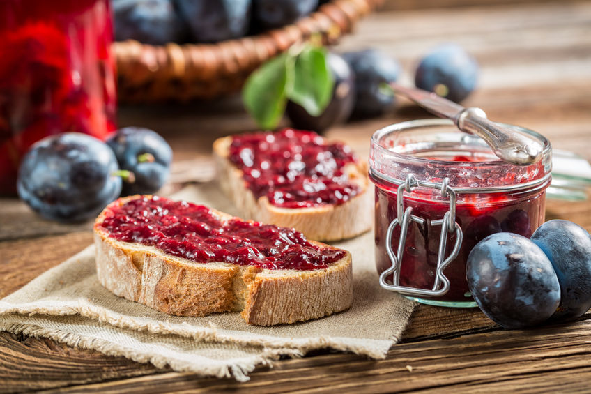 Fetta di pane con marmellata di prugne