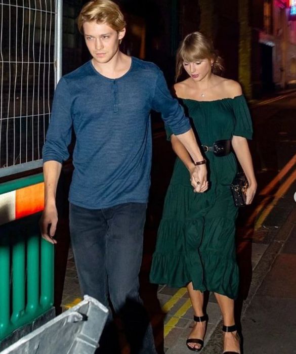 <p>Si conclude dopo quasi 6 anni anche la liason tra <strong>Taylor Swift e Joe Alwyn</strong>. Secondo alcune indiscrezioni, il motivo principale sarebbero delle differenze nelle loro personalità, diventate difficili da ignorare nel tempo. </p>
