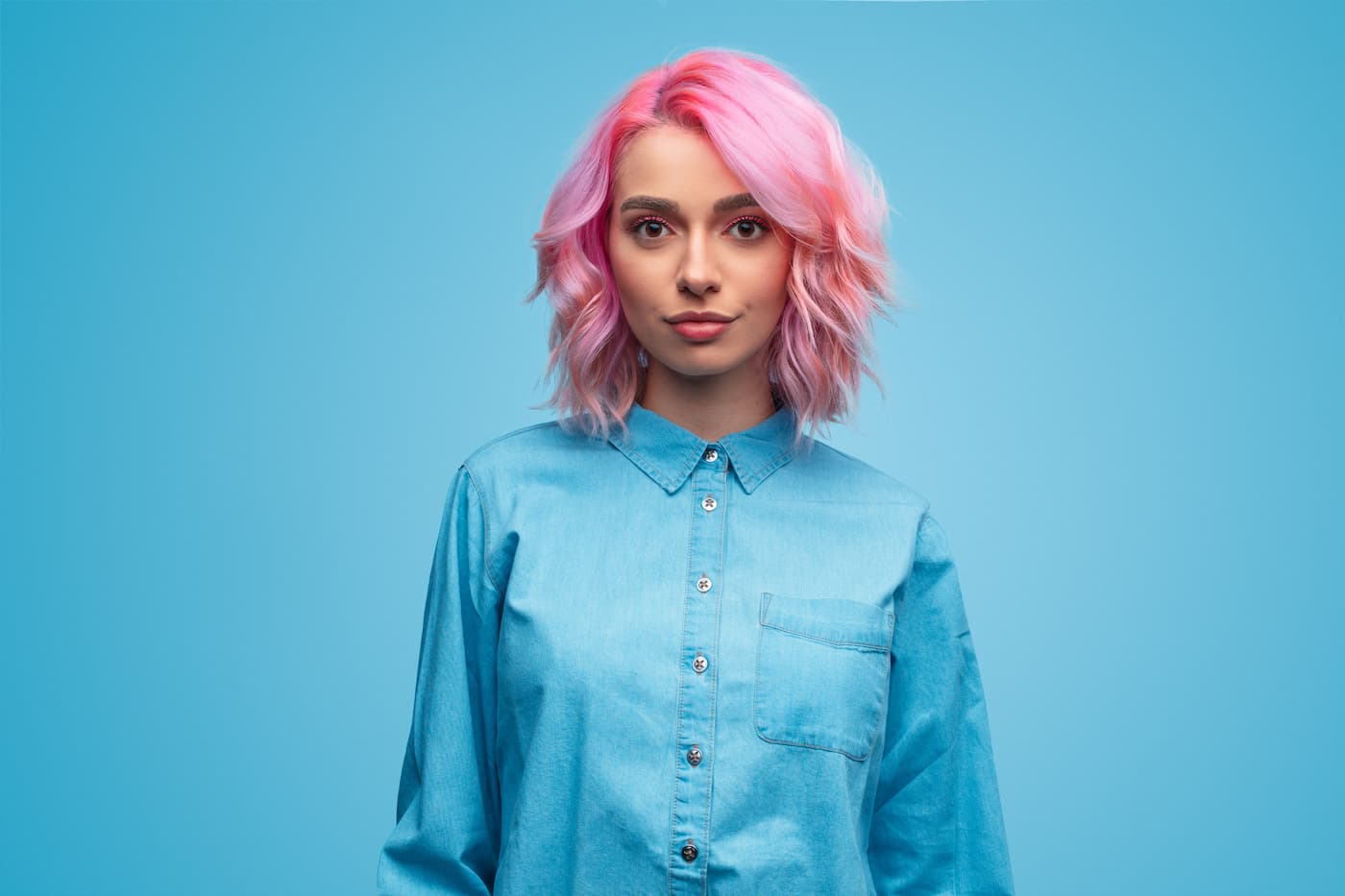 ragazza con capelli rosa