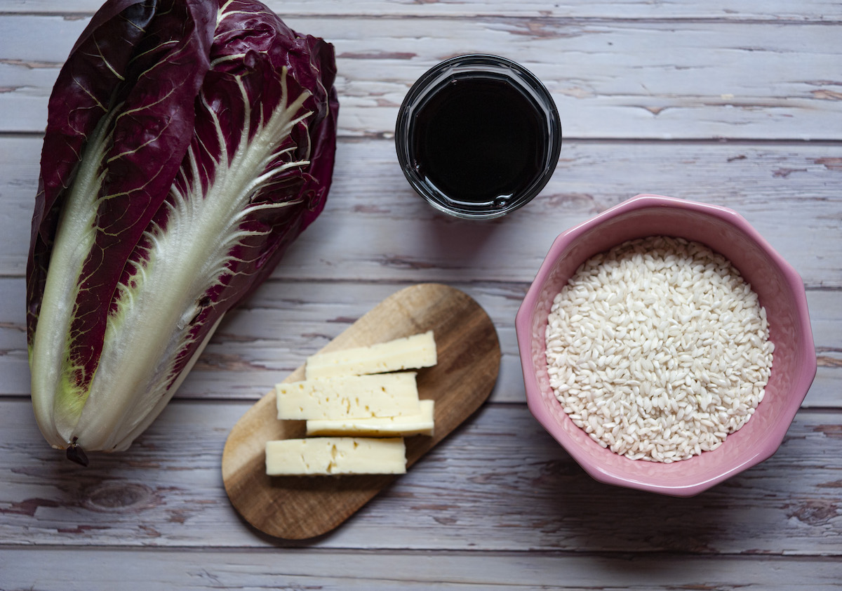 Ingredienti del risotto radicchio e caciotta