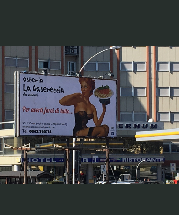 <p>Il cartellone, creato dal ristorante Osteria La Casereccia, mostra l’immagine di una donna che ammicca e lascia intendere che, oltre a mangiare, avrebbe anche voglia di qualcos’altro. </p>
