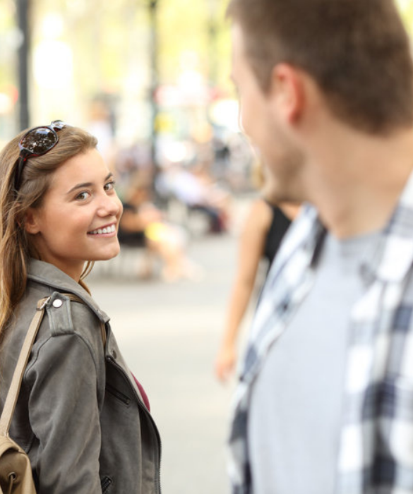 <p>Il flirt fa bene ai rapporti di coppia e questo lo sappiamo benissimo. Ma flirtare di continuo con ogni soggetto di sesso femminile nel quale vi imbattete quando siete insieme, dalla camieriera alla ragazza che distribuisce volontini per strada, non è esattamente un buon segno.</p>
