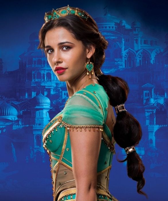 <p>La figura di <strong>Jasmine</strong> (<strong>Naomi Scott</strong>), rispetto al film d’animazione, viene ampliata per quanto riguarda lo spettro delle sue emozioni e delle ambizioni che coltiva dentro di sé. Nel remake ha un ruolo più centrale e definito, combatte con un antagonista che non brilla per interpretazione, per il semplice desiderio di amore vero e libertà ed è uno spirito avventuriero tutto da esplorare nel corso della visione.</p>
