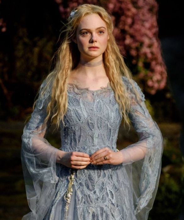 <p><strong>Elle Fanning</strong> aveva 14 anni quando ha girato il primo <strong><em>Maleficent</em></strong> insieme ad Angelina Jolie vestendo i panni della principessa <strong>Aurora</strong>, la bella principessa che a causa di un sortilegio, prima del tramonto del suo sedicesimo compleanno, cadde in un sonno profondo pungendosi il dito con il fuso di un arcolaio.</p>
