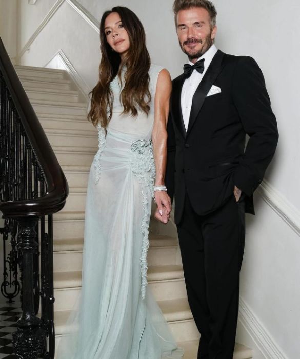 <p>David e Victoria Beckham sono una delle coppie più amate e longeve fra i famosi. Quanto al loro stile di vita, non hanno proprio due case separate, ma vivono ai lati opposti di un’enorme villa. Nei fatti, è proprio come avere due immobili. </p>
