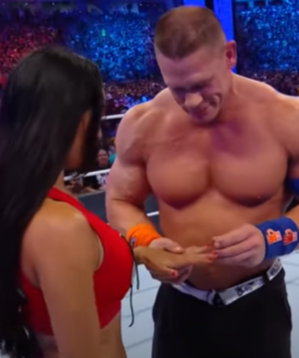 <p>Indimenticabile la proposta di matrimonio (con annesso discorso) da parte di John Cena alla collega Nikki Bella. Il wrestler si è inginocchiato sul ring e ha tirato fuori un vistoso diamante, esclamando queste parole: «Ho aspettato così tanto per chiedertelo. Stephanie Nicole Garcia-Colace, vuoi sposarmi?».</p>
