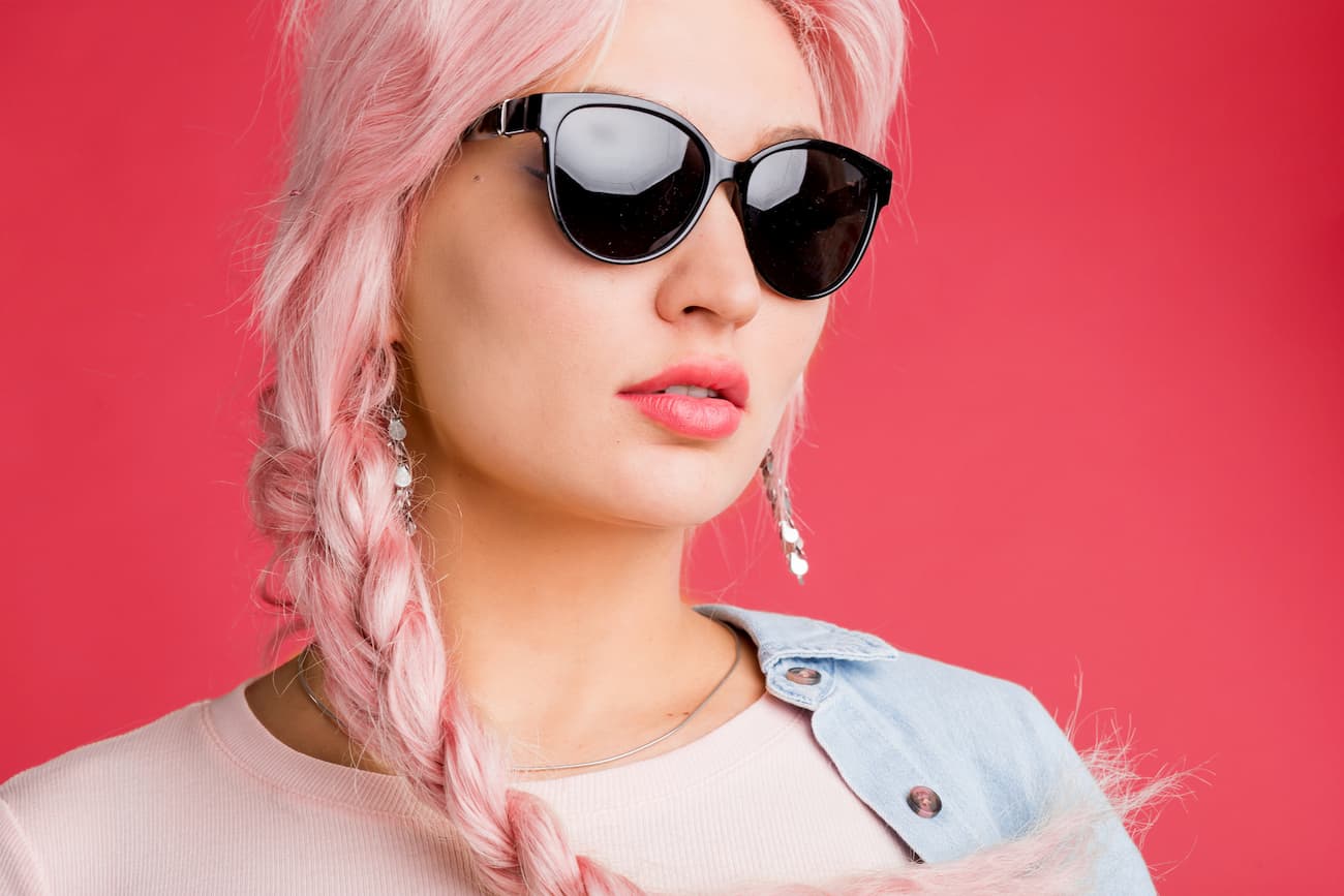 Ragazza con capelli rosa pastello