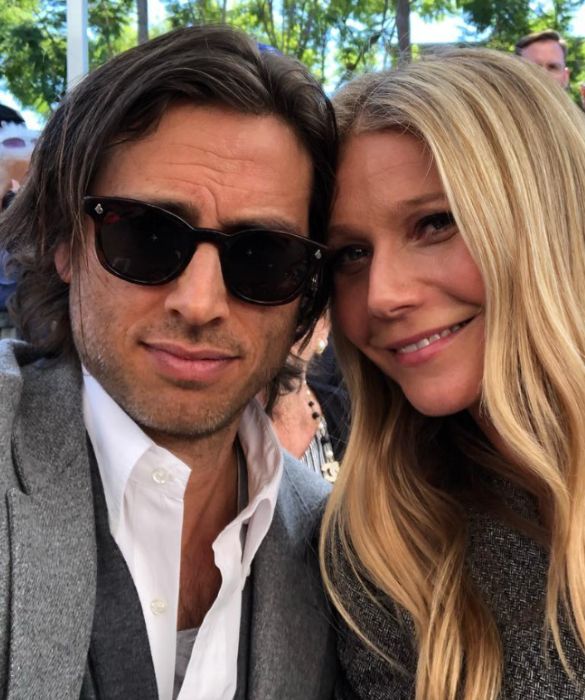 <p>Simile anche la scelta di Gwyneth Paltrow e Brad Falchuk, che sono sposati del 2018, ma durante il primo anno insieme hanno scelto di non andare a convivere - anche per la presenza di figli avuti da precedenti relazioni. </p>
