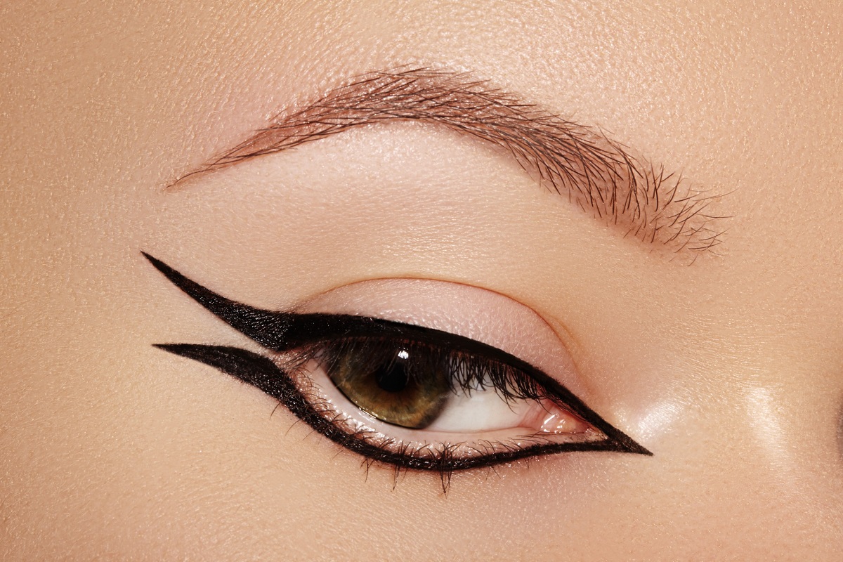 Reverse eyeliner