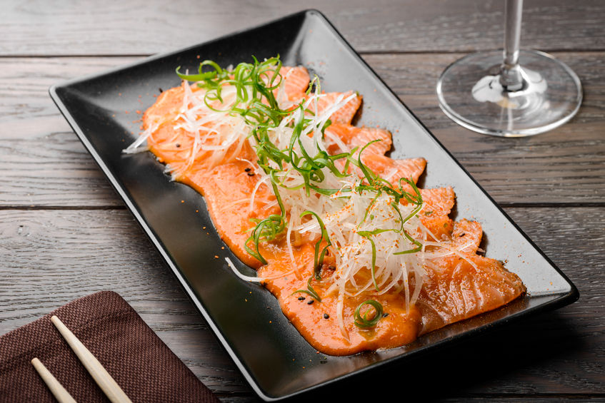 Carpaccio di salmone con daikon