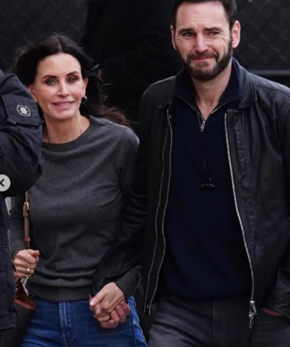 <p>Dopo un matrimonio, una figlia, una separazione e un divorzio con David Arquette, <strong>Courtney Cox </strong>(la nota star di Friends) ha iniziato a frequentare <strong>Johnny McDaid</strong>, membro degli Snow Patrol. I due hanno annunciato il fidanzamento ufficiale nel giugno del 2014, ma si sono separati poco dopo. </p>
