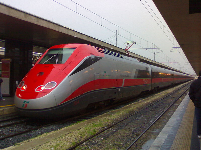 treno-frecciarossa-fermo-in-stazione